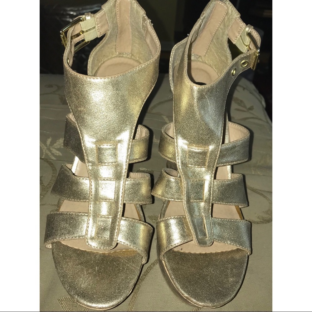 🏵NWOT🏵GUESS Sandals🏵 - Picture 2 of 5